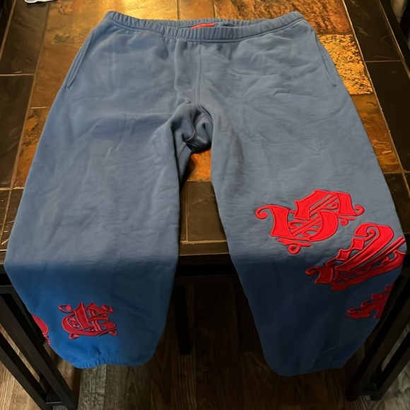 Large supreme, jogging pants, super good quality, super dope! - Picture 4 of 4